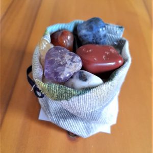 Colección de piedras en bolsita de regalo